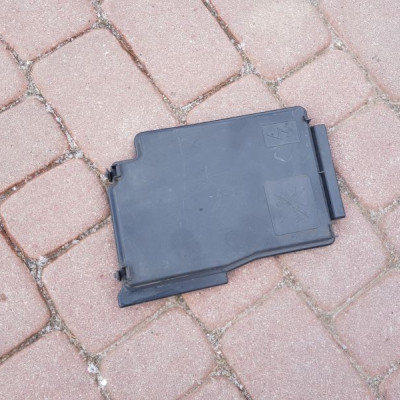 Obudowa osłona bezpieczników Vivaro B 243121532R