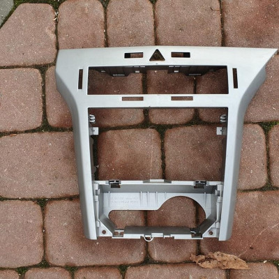 Obudowa osłona radia deski Opel Astra H 13141091