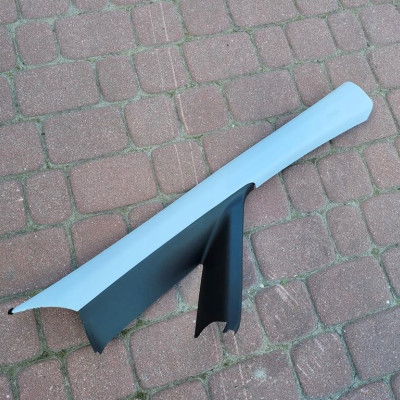 Obudowa osłona słupka prawa Opel Corsa E 13180561