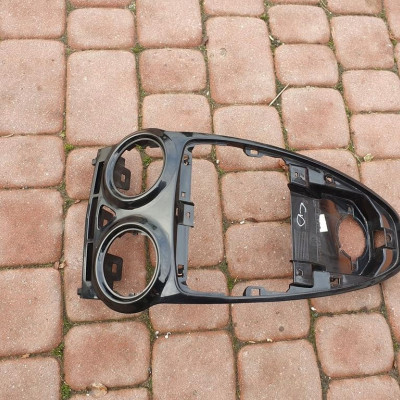 Obudowa osłona wyświetlacza Opel Corsa D 13204956