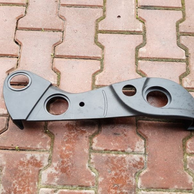 Obudowa plastik fotela Zafira C Astra J 13257100