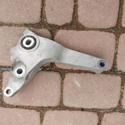 Uchwyt mocowanie skrzyni Opel Astra K V 13364123