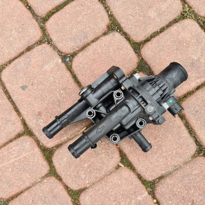 Obudowa termostatu 1.6 Opel Astra J IV 55575062