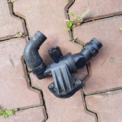 OBUDOWA TERMOSTATU AUDI SEAT SKODA VW 06F121111H