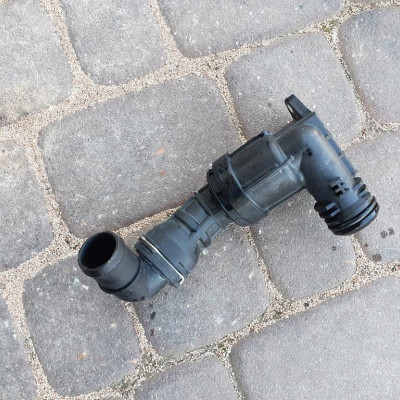 Obudowa termostatu VW Jetta 5C6 04L121111A