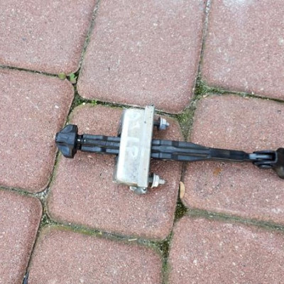 Ogranicznik drzwi przód 3902970 Opel Astra J GTC