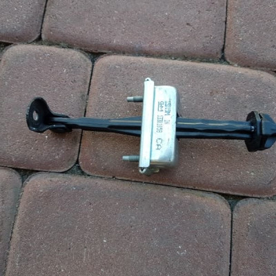 OGRANICZNIK DRZWI PRZÓD OPEL ZAFIRA C 13301058CA