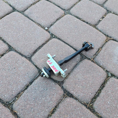 Ogranicznik drzwi przód przedni EUROPA OPEL Mokka