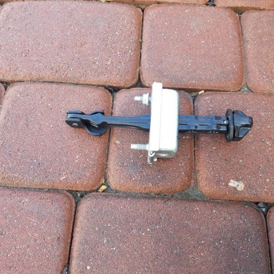 Ogranicznik drzwi tył Opel Zafira C 13363546