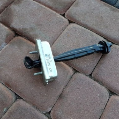 Ogranicznik drzwi tył tylny Opel Zafira C 2077875