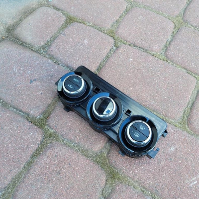 Panel klimatyzacji nawiew Opel Corsa E 13468064