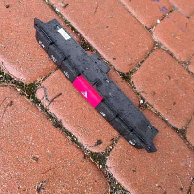 Panel świateł awaryjnych Opel Combo D 30280321