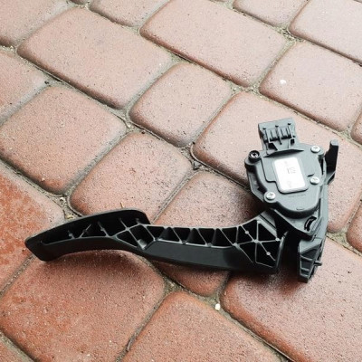 Pedał gazu potencjometr Opel Astra K V 13237356