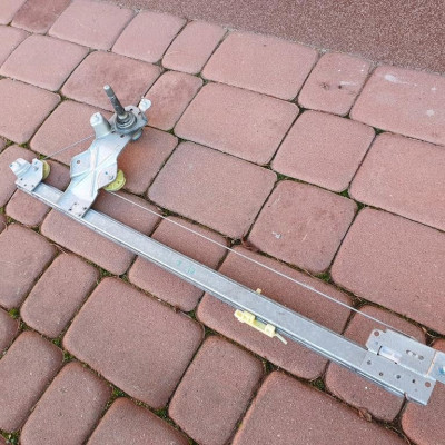 Podnośnik drzwi szyby lewy korba VIVARO TRAFIC