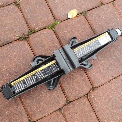 Podnośnik lewarek Opel Insignia 13502144