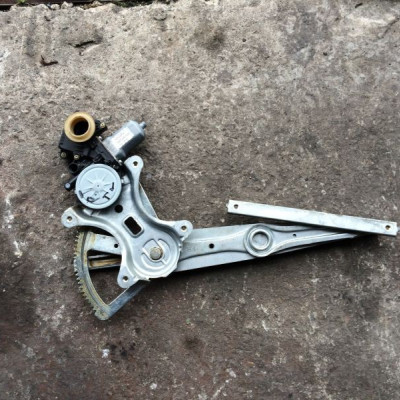 Podnośnik tył tylny Toyota Corolla Verso 06r