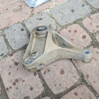 Podstawa mocowanie łapa silnik Opel Mokka 96983905