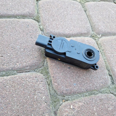 Napęd roletki przód FL Opel Astra K 5 V 114711700