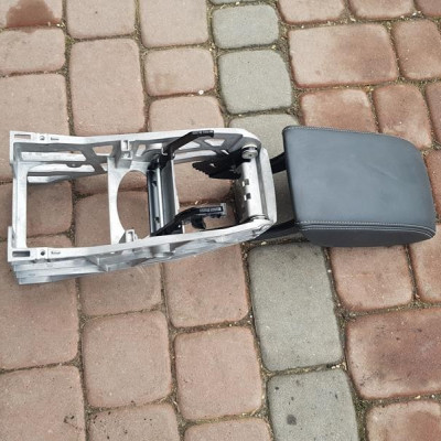 Podłokietnik skórzany skóra tunel Audi Q3 8U0 17r