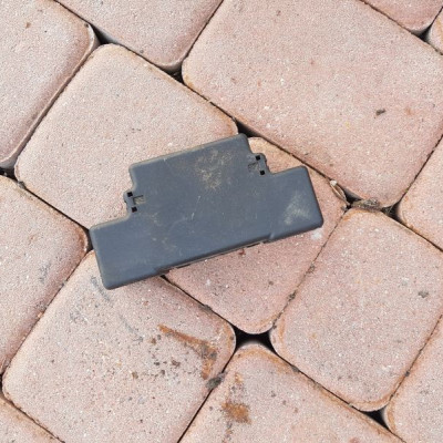 Pokrywa bezpieczników Opel Astra III H 13129783