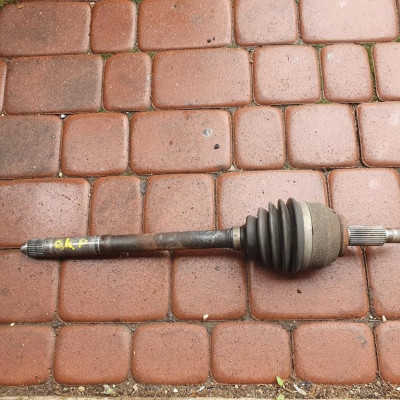 Półoś półośka przegób lewa Vivaro B Trafic III