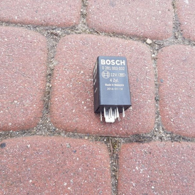 Przekaźnik świec żarowych Passat B8 0281003032