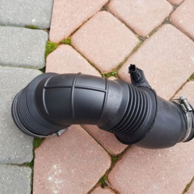 Przewód powietrza filtra Opel Insignia 55561787