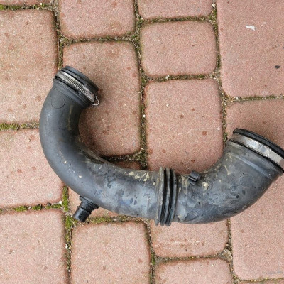 Przewód rura powietrza Vivaro Trafic 8200396908