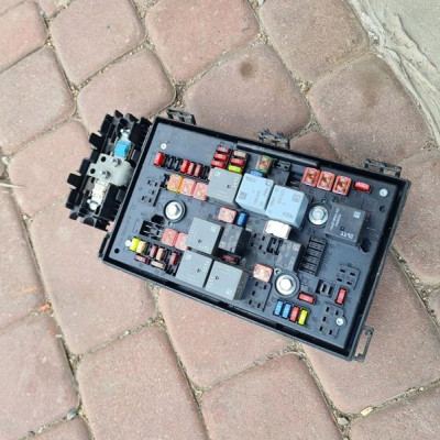 Skrzynka bezpieczników TY Opel Astra J IV 13368641