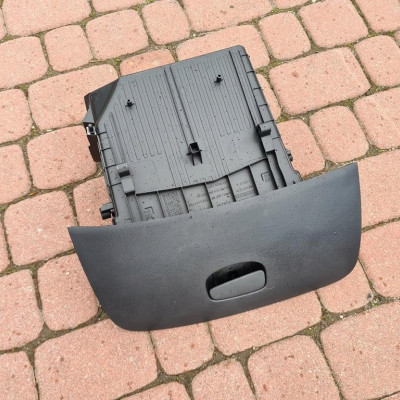 Schowek pasażera półka Renault Clio IV 681087227R