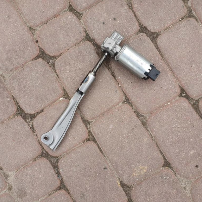 Silniczek fotela kierowcy Europa Opel Insignia