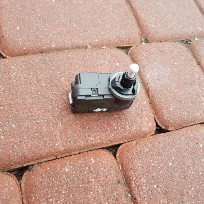 Silniczek lampy przedniej Opel Corsa D