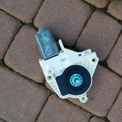 Silniczek podnoszenia szyby Audi Q3 8K0959801B