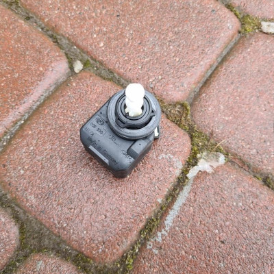 Silniczek regulacji świateł Audi Passat B6 008830