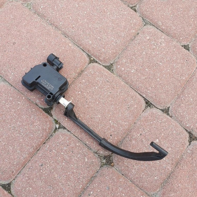 Siłownik klapki wlewu paliwa Opel Zafira C Astra J