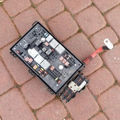 Skryznka bezpieczników BSI moduł Opel Astra J IV