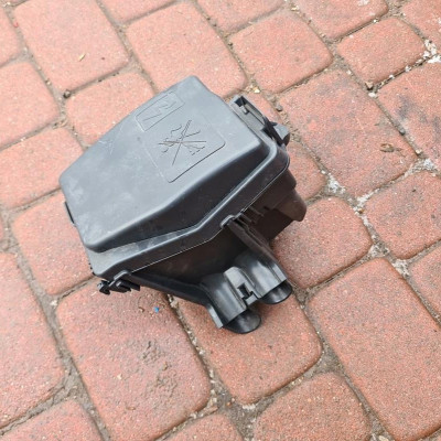 Skrzynka bezpiecznik Renault Clio IV 4 243809584R