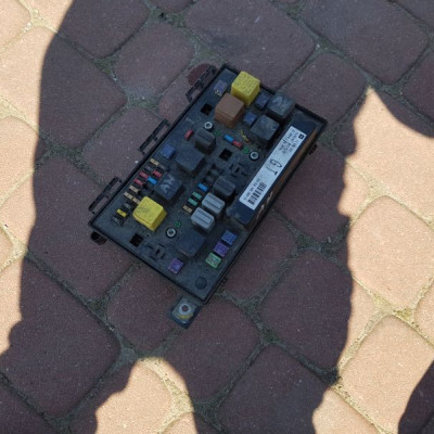 SKRZYNKA BEZPIECZNIKÓW ASTRA H ZAFIRA B 13206747