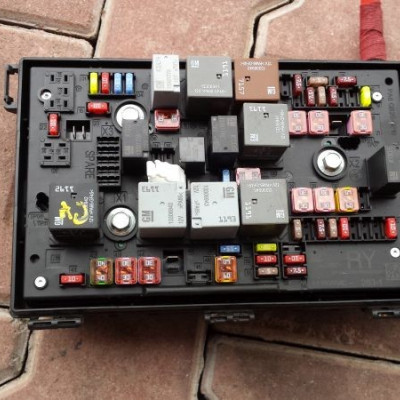 Skrzynka bezpieczników moduł Astra J ozn. -RY-