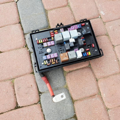 Skrzynka bezpieczników Opel Astra 4 IV J 13449204