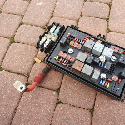 Skrzynka bezpieczników Opel Astra 4 J IV 13343769