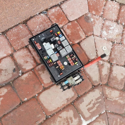 Skrzynka bezpieczników Opel Astra J IV 13318782