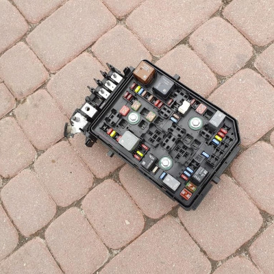 Skrzynka bezpieczników Opel Astra K V 39040858