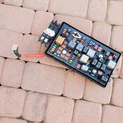 Skrzynka bezpieczników Opel Insignia 13222782