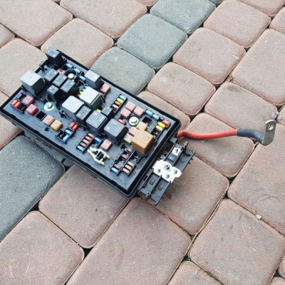 Skrzynka bezpieczników Opel Insignia 13275883