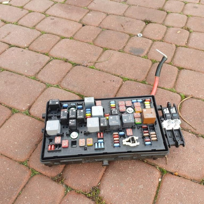 Skrzynka bezpieczników Opel Insignia 13275884 MJ