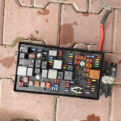 Skrzynka bezpieczników Opel Insignia 2.0T 13275877