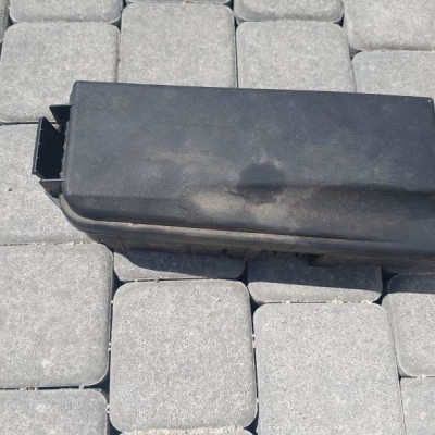 SKRZYNKA BEZPIECZNIKOW OPEL VECTRA C 13241892 JQ