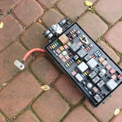 Skrzynka bezpieczników SQ Opel Insignia 13345500