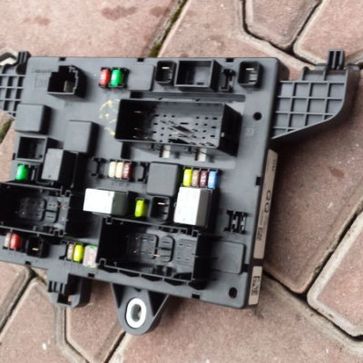 Skrzynka bezpieczników sterownik tył Astra J